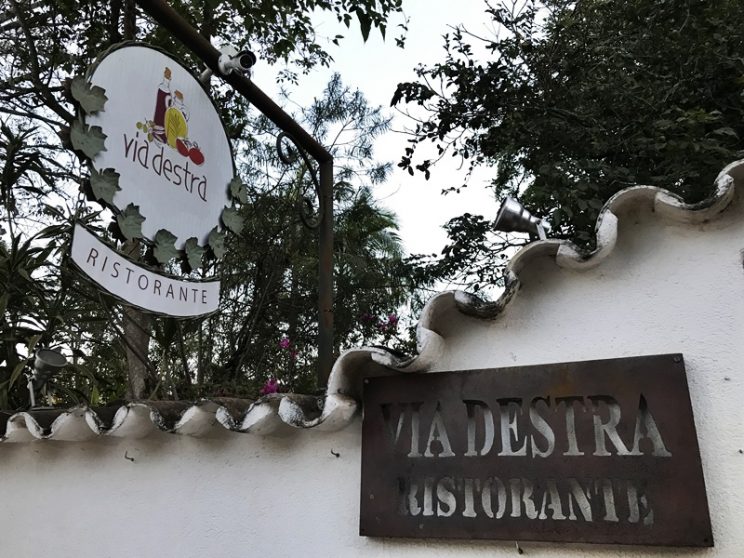 Fachada da Via Destra, um ótimo lugar onde comer em Tiradentes
