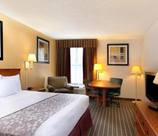 Onde ficar em Orlando: 4 hotéis que já fiquei e recomendo Quarto La Quinta Inn Orlando near Universal