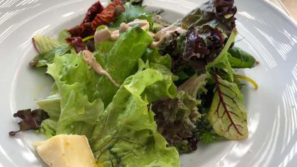 salada no restaurante tanino