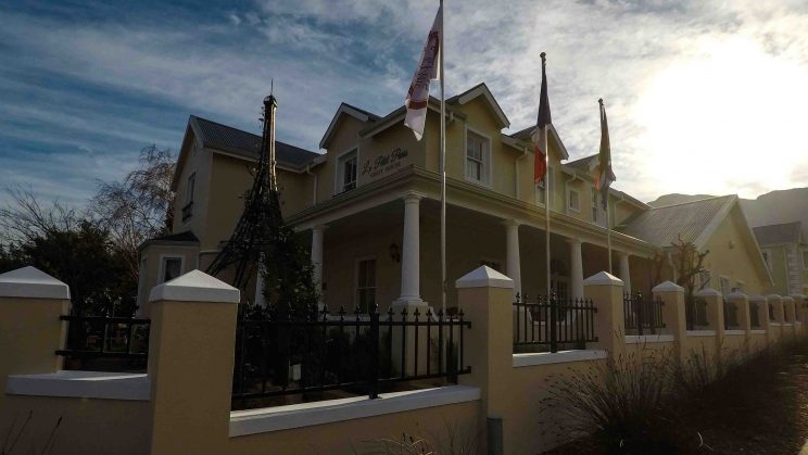 Fachada Le Petit Paris - Como ir de Cape Town a Franschooek