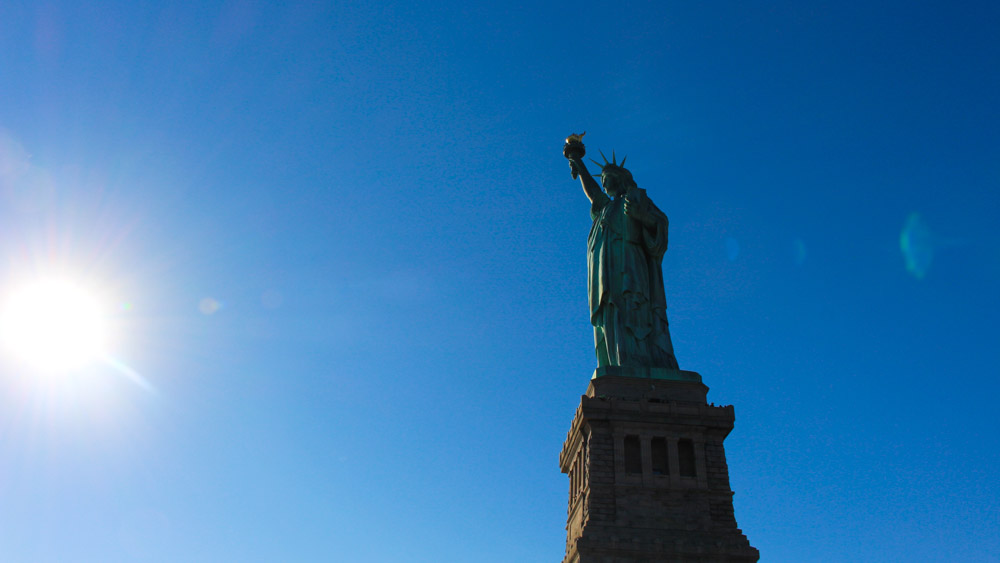 Um dos passeios para economizar em Nova York: Avistar a estátua da Liberdade