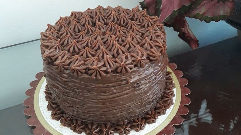 bolo com cobertura de chocolate larissa Ribeiro bolos e doces