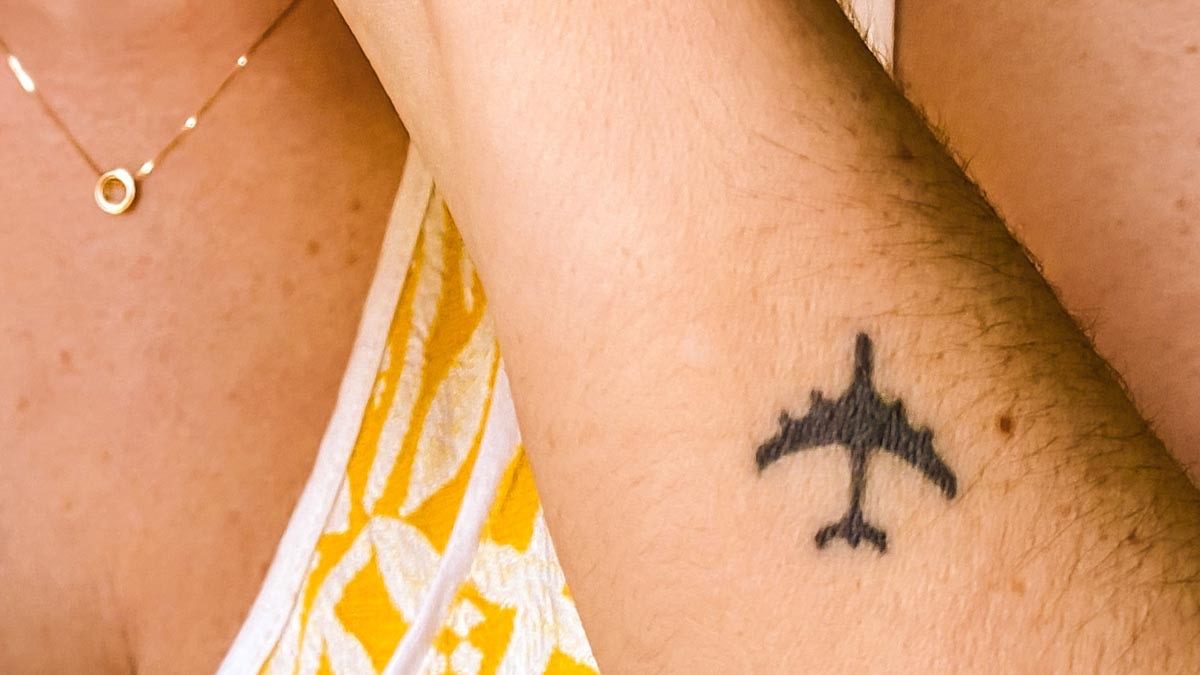 Tatuagem avião Tatiana Prata