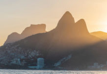 11 dicas de onde ver o por do sol no Rio de Janeiro Morro Dois Irmãos no Rio de Janeiro