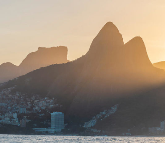 11 dicas de onde ver o por do sol no Rio de Janeiro Morro Dois Irmãos no Rio de Janeiro