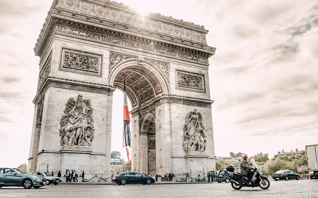 Arco do Triunfo em Paris, um dos principais pontos turísticos para visitar na cidade.