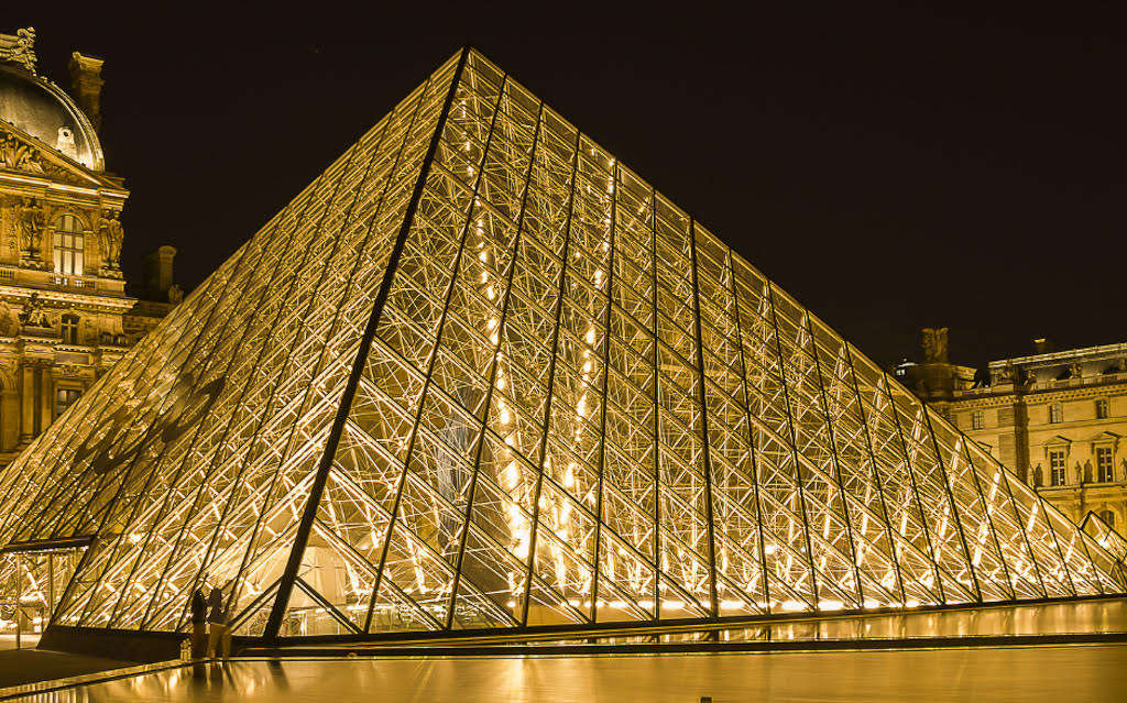 Museu do Louvre em Paris, uma das principais atrações da cidade.