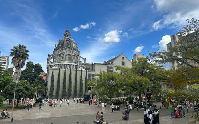 medellin-e-segura-para-mulheres-que-viajam-sozinhas-1-2