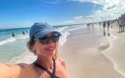 mulher viajando sozinha na praia