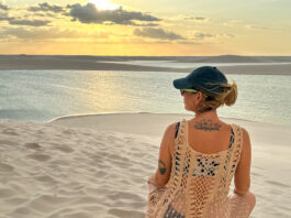 7 erros ao viajar sozinha pela primeira vez (e como evitar cada um) mulher em viagem solo feminina contemplando dunas ao pôr do sol refletindo sobre erros na primeira viagem sozinha